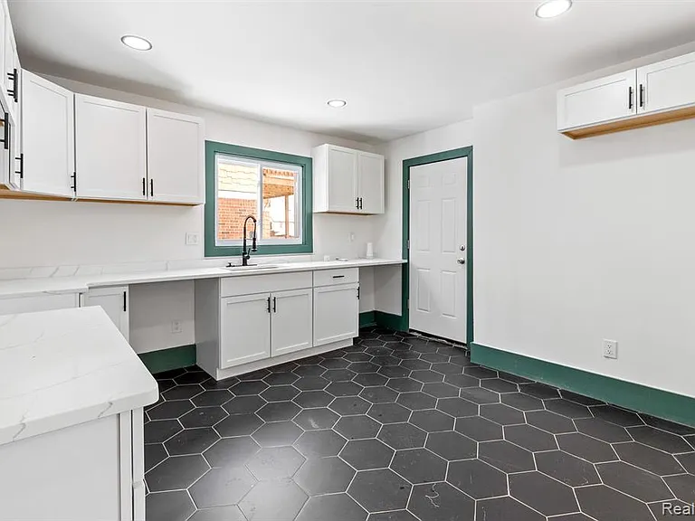 4767 Sturtevant St — Photo 11