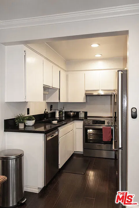 2 bed, 2.0 bath, 997 sqft, $2,950 — Photo 2