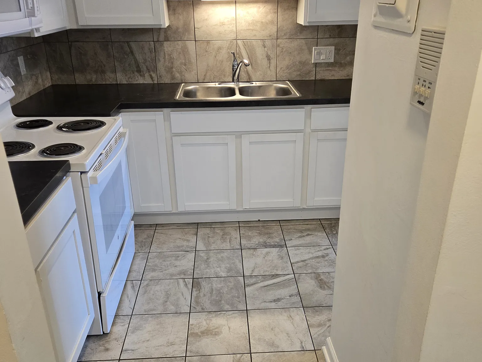 2 bed, 700 sqft, $950 — Photo 2