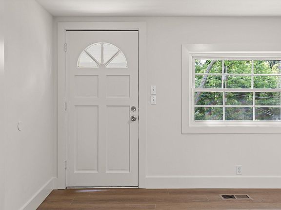 3rd image of 3907 Moss Rd