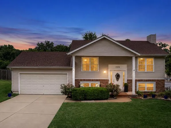 2528 Stillwater Dr, O'Fallon, MO 63368