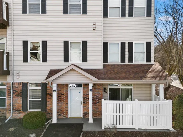 1275 Gardens Circle Dr #J, Saint Louis, MO 63125
