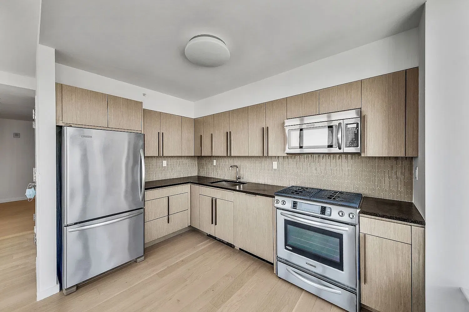 250 Ashland Pl — Photo 2