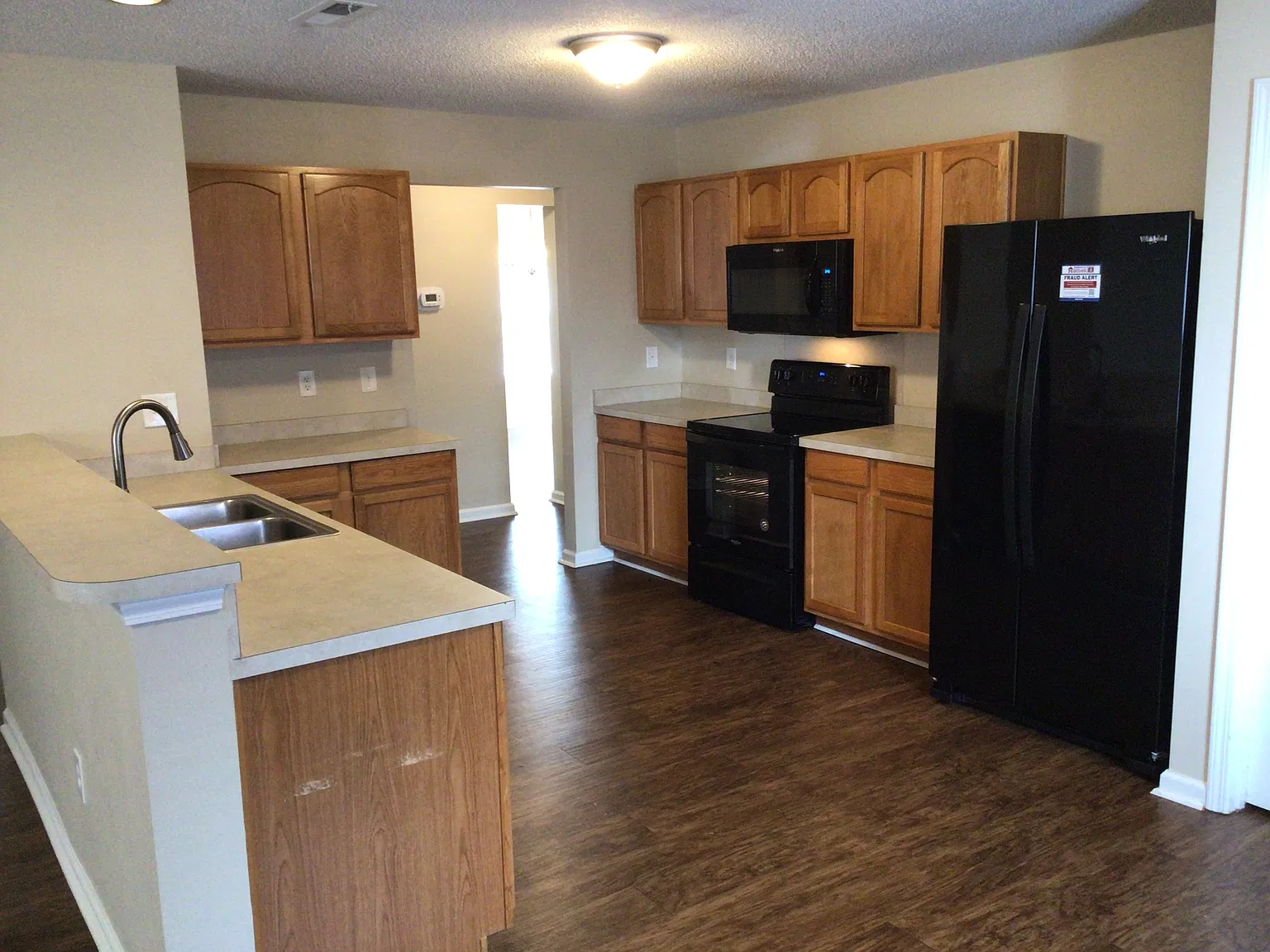 5 bed, 2.5 bath, 2706 sqft, $2,695 — Photo 2