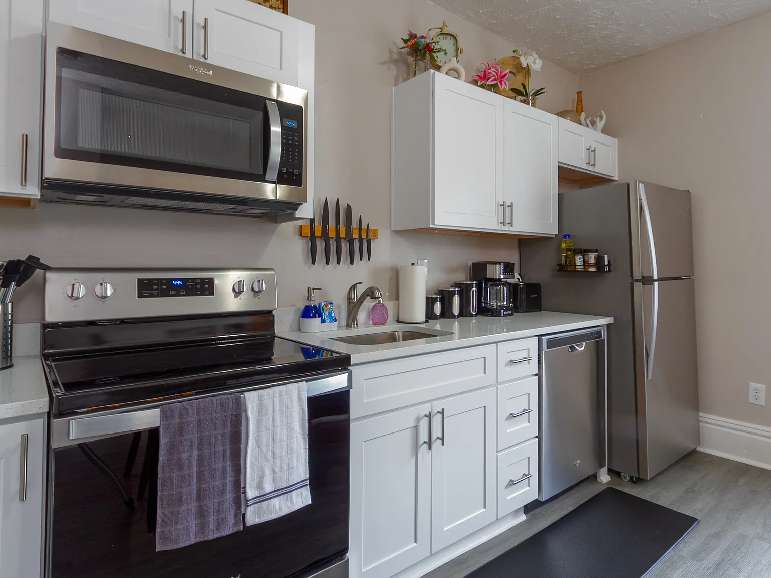 3 bed, 950 sqft, $1,650 — Photo 2