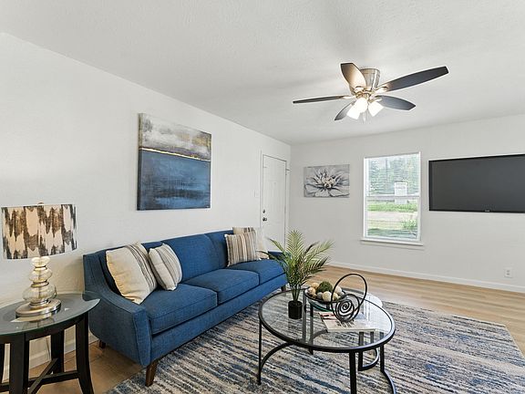 3rd image of 202 N Kealy Ave