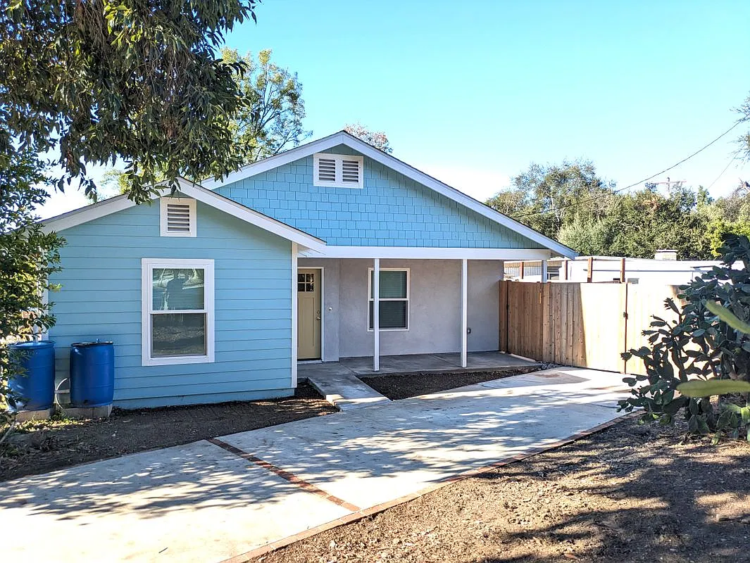 2 bed, 1.0 bath, 834 sqft, $2,650 — Photo 2