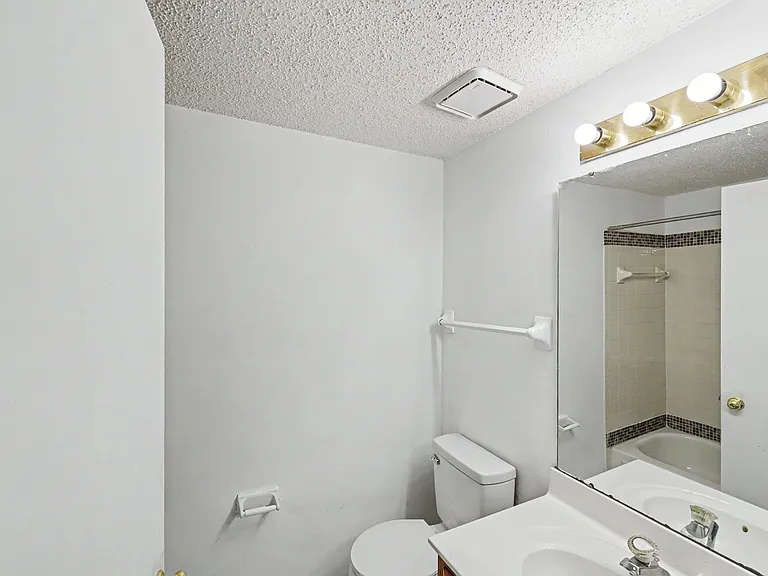 1624 Arlyn Cir #J — Photo 4