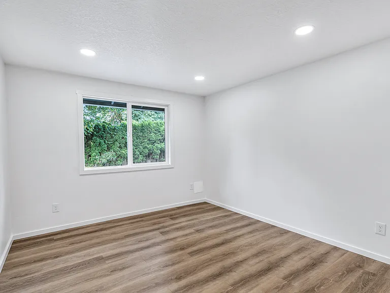 5210-5232 SE Rinearson Rd — Photo 11
