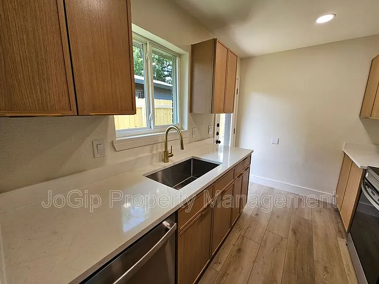 1725 R Ave — Photo 7