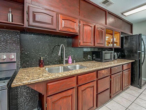 18th image of 739 N Mount Carmel Ave