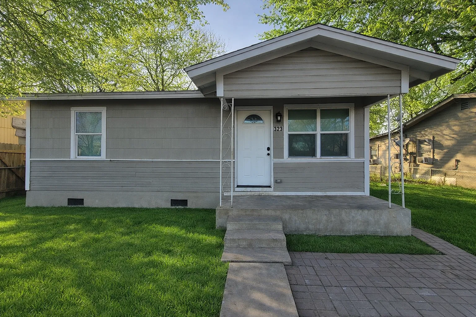 323 Precious St — Photo 1