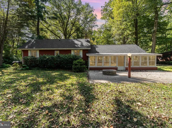 425 Criswell Dr, Boiling Springs, PA 17007