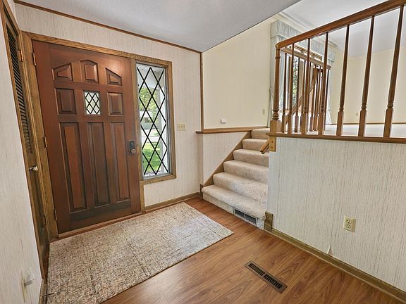 3rd image of 912 3rd Ave N