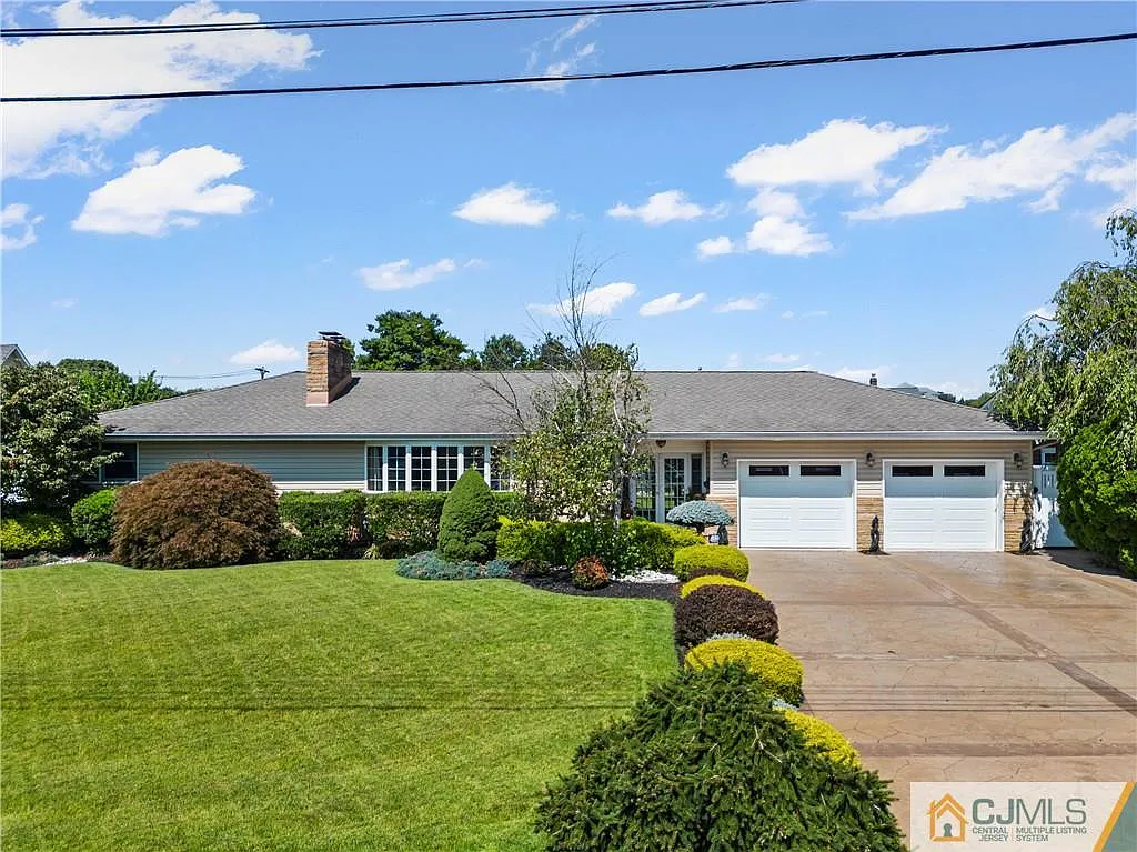 200 Bayview Ave photo 1