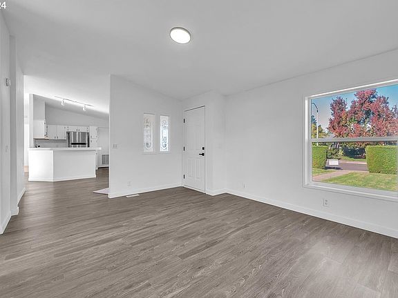 5th image of 10913 NE 69th St