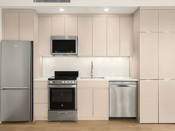 4th image of 585 Argyle Rd #9B