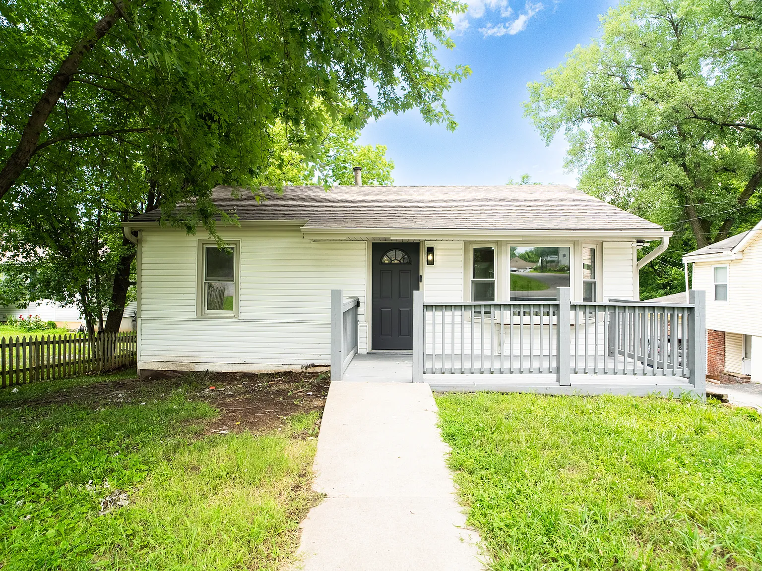 3 bed, 1055 sqft, $1,984 — Photo 1