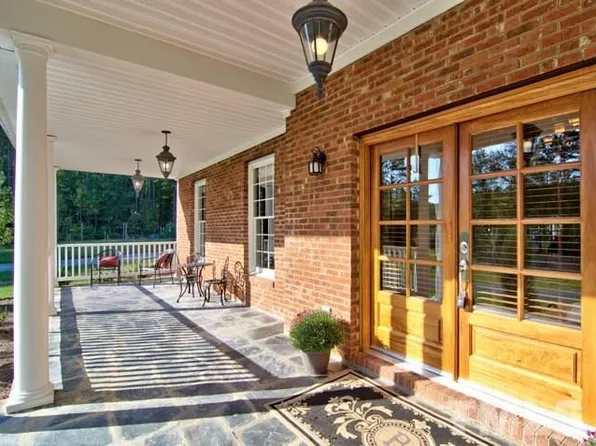 1009 Sabre Ct, Chapel Hill, NC 27516