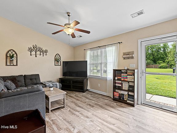 5th image of 101 Woodbury Farm Drive