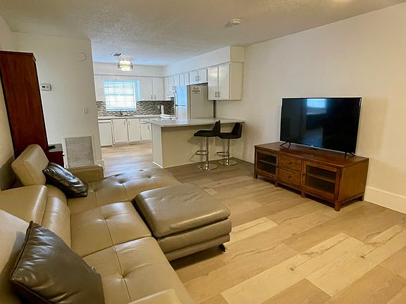 2nd image of 1532 Argyle Dr #6