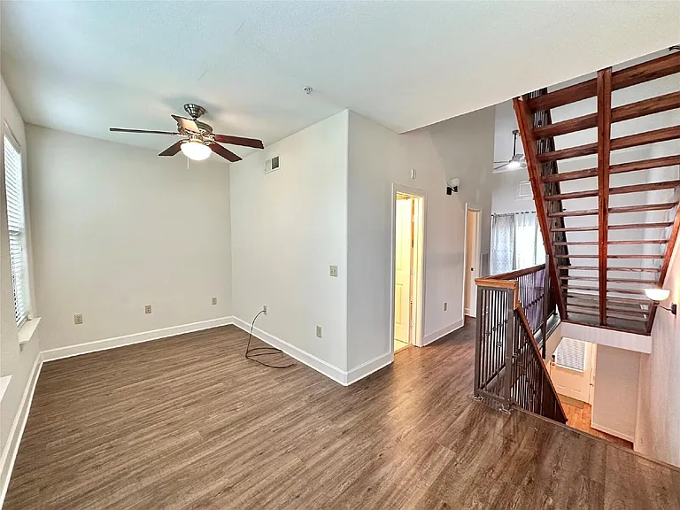 1602 Elgin St #13 — Photo 7