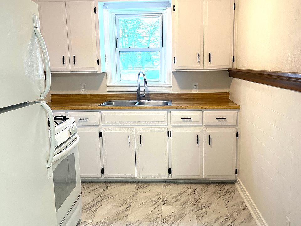 Clean, ample cabinet space