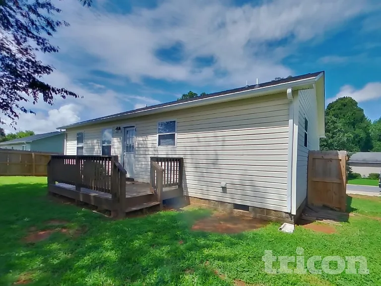 2425 Saluda Dr — Photo 15