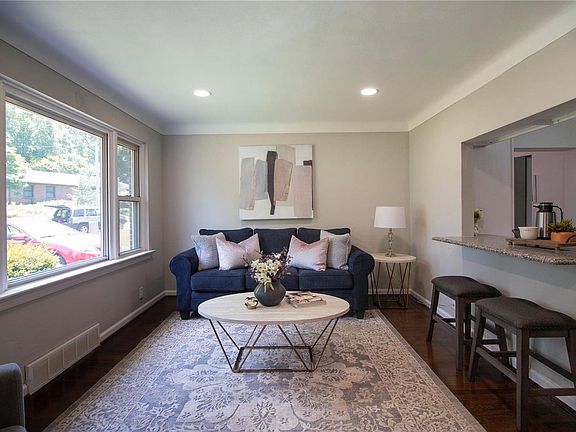 3rd image of 9 Bromley Dr