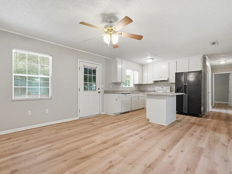 90 Andrews Ave — Photo 13