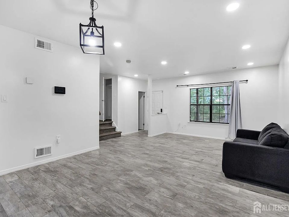 1st image of 115 Aspen Dr