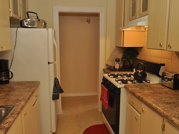 4th image of 3236 Catherine St