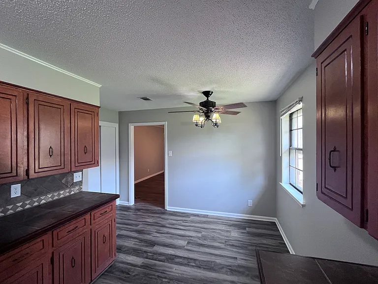 215 Berkshire Cir — Photo 14