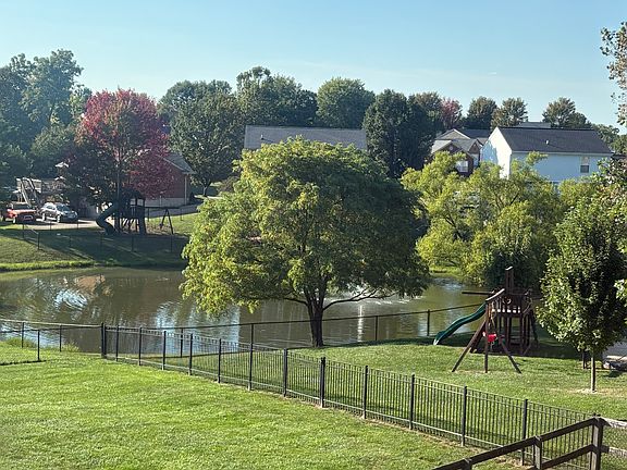 view of pond and fountain