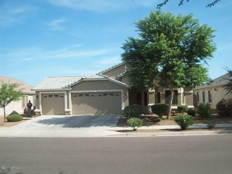 2132 W Carter Rd — Photo 1