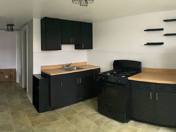 2nd image of 60 Holmes Ct #2