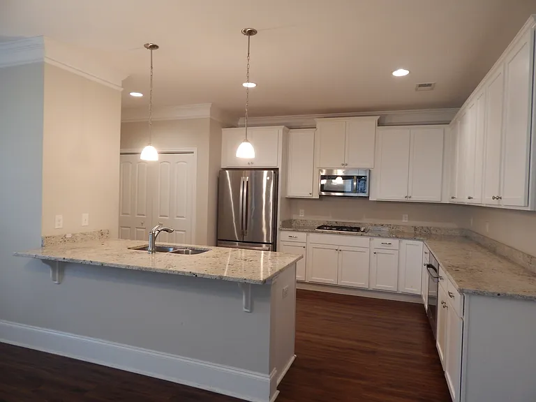 408 Senate St — Photo 4