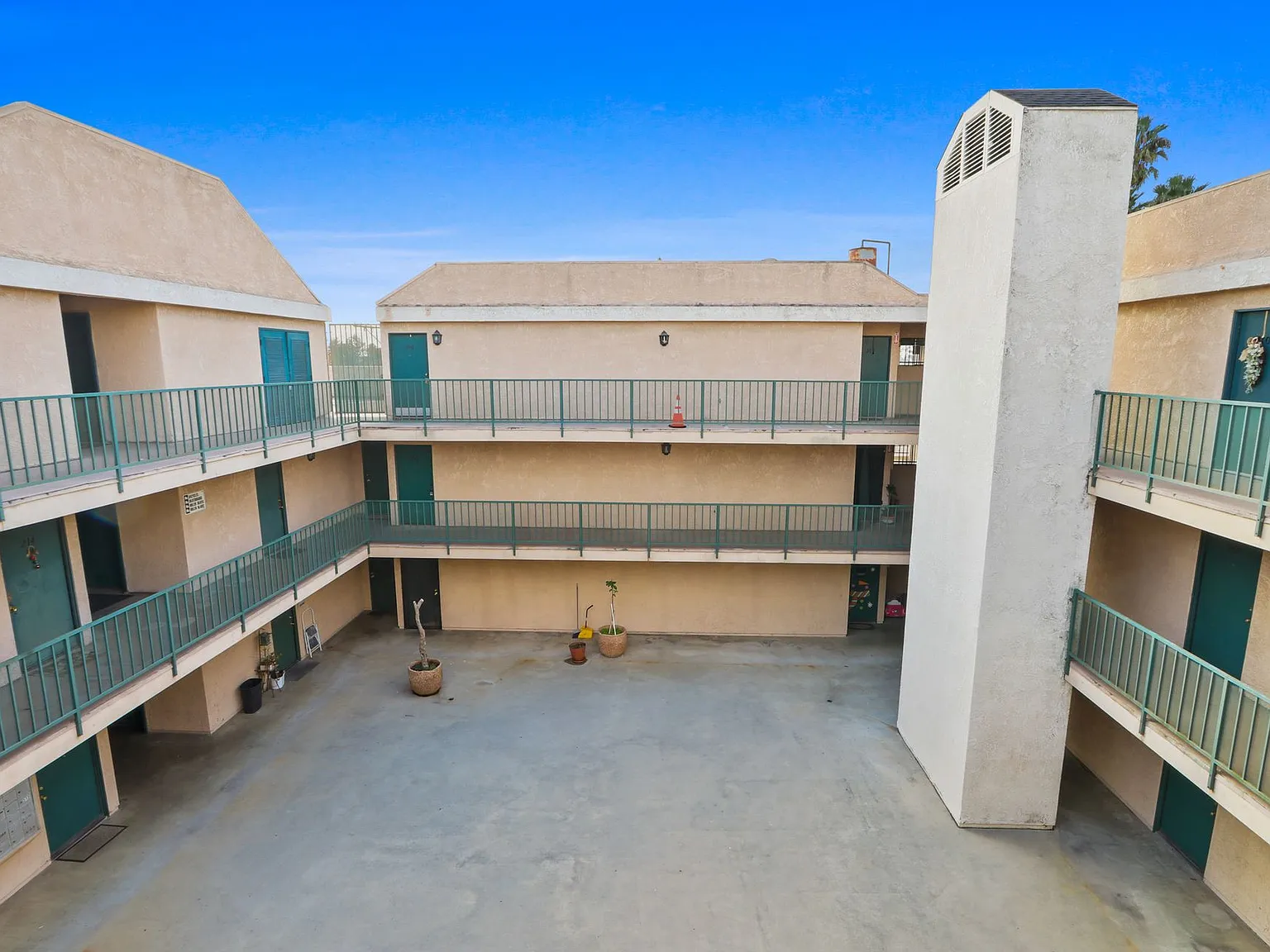 Bush Apartments — Photo 2