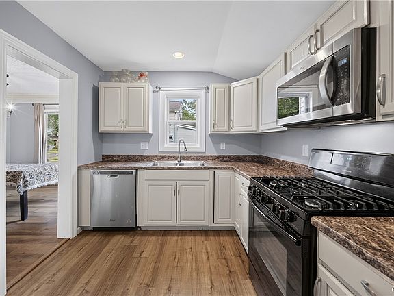 4th image of 46 Maple St