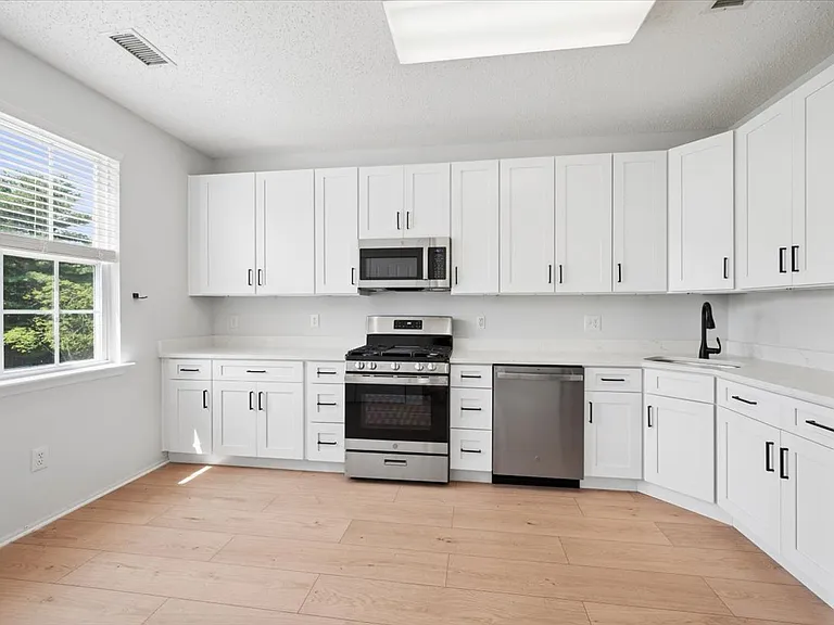 82 Hancock Dr — Photo 16