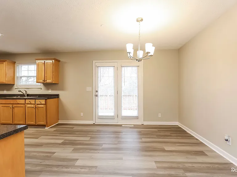 983 Hunters Ln — Photo 6