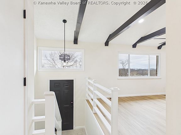 3rd image of 903 Valley View Dr