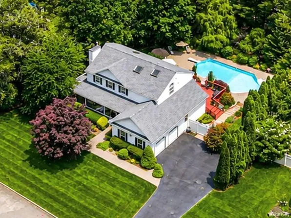 191 Natures Lane, Miller Place, NY 11764