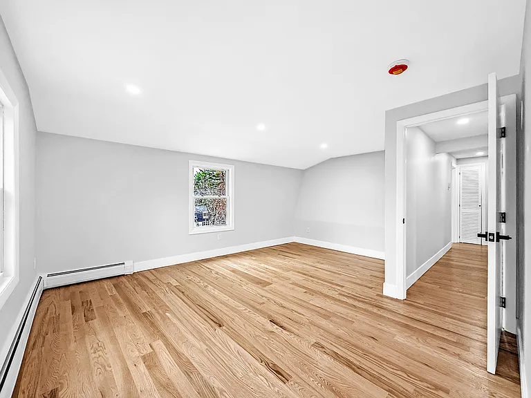 21 Burlington Rd — Photo 31