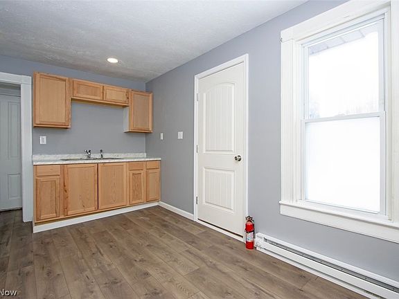 2nd image of 442-442 1/2 Main St