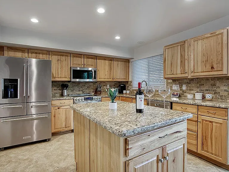 4 bed, 2.5 bath, 1584 sqft, $3,300 — Photo 3