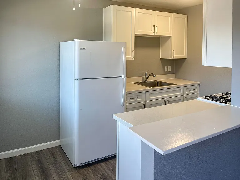 940 N San Joaquin Street — Photo 5