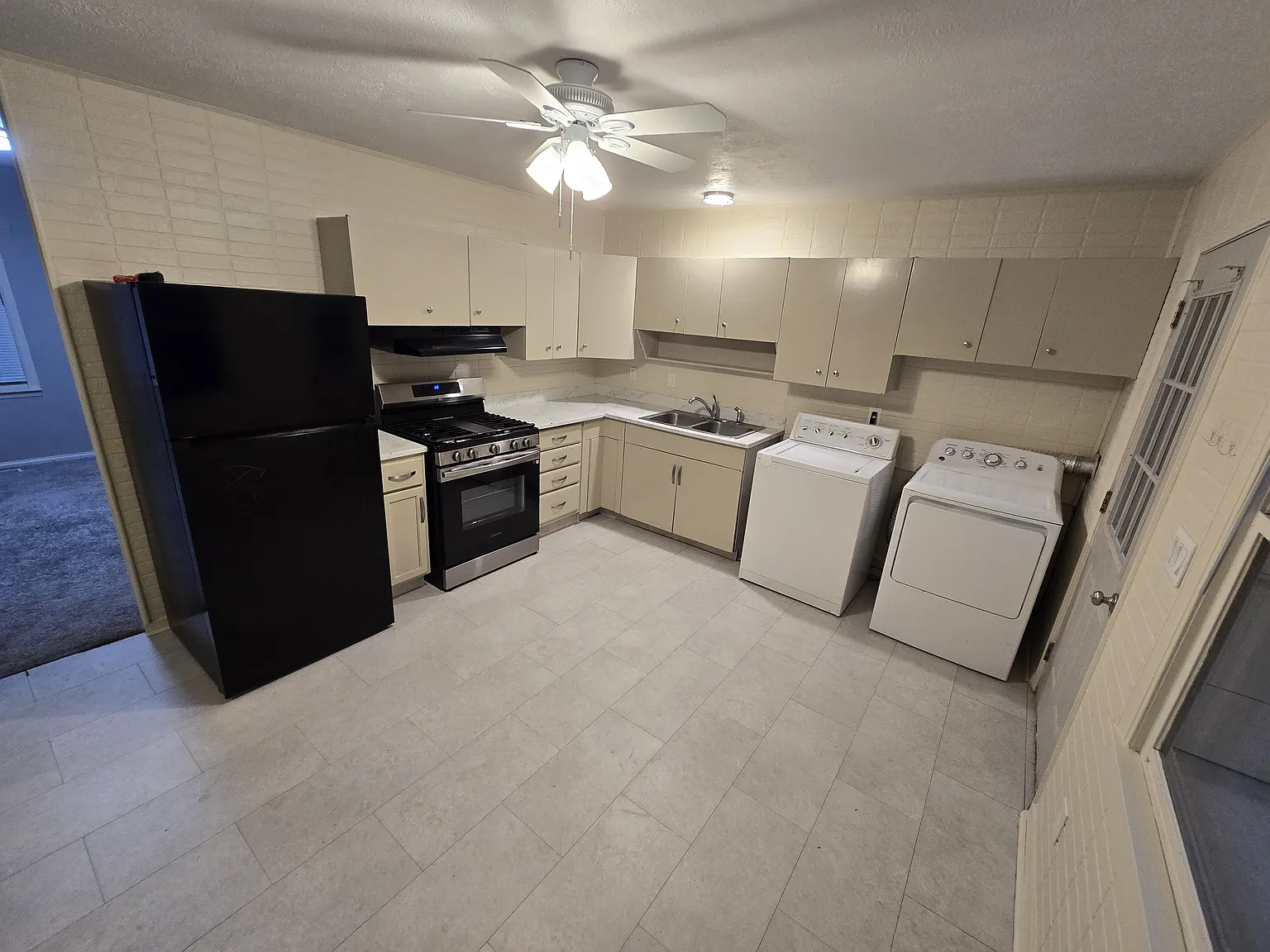 3 bed, 897 sqft, $1,250 — Photo 3