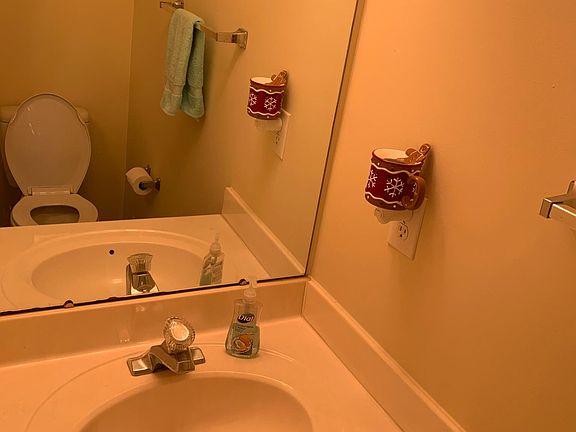 Half bathroom (first floor)