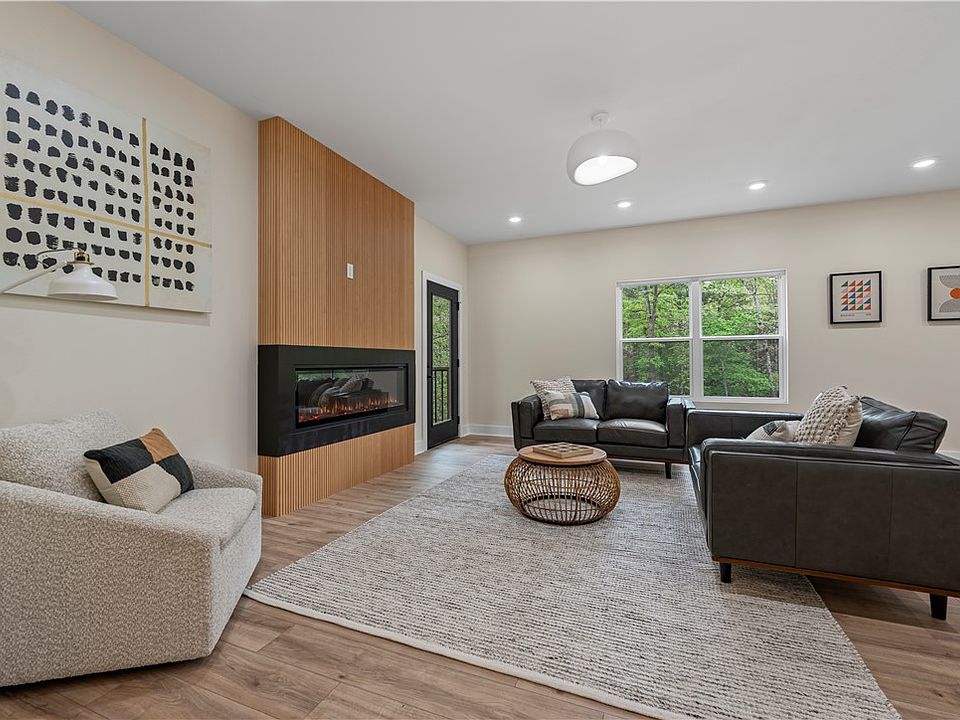 1st image of 10 Horatio Ln